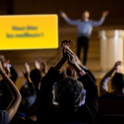 Public applaudissant le présentateur lors d'une convention ou d'un séminaire